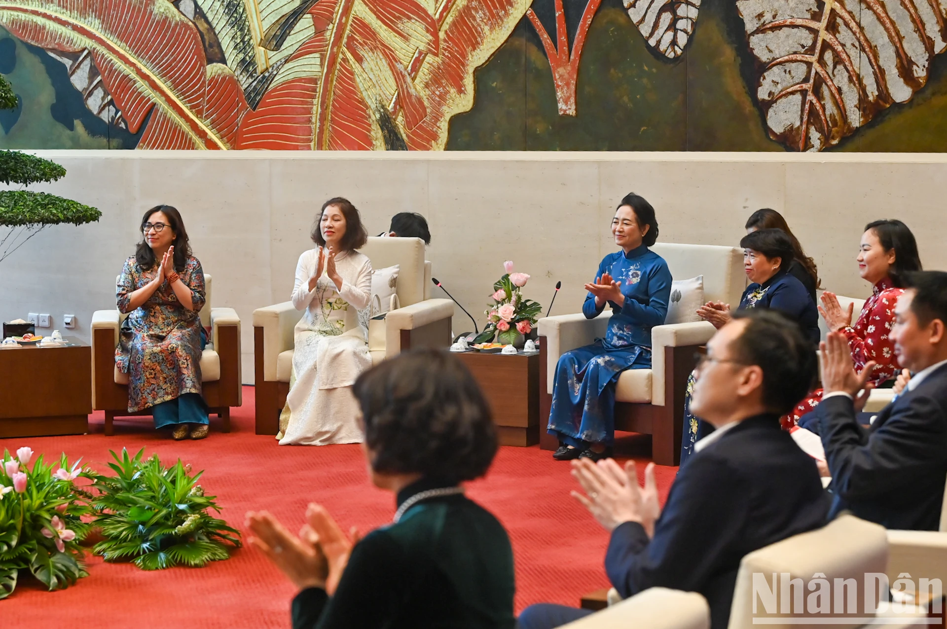 【写真】国会議長夫人がASEAN共同体女性グループと親しく会談 写真5