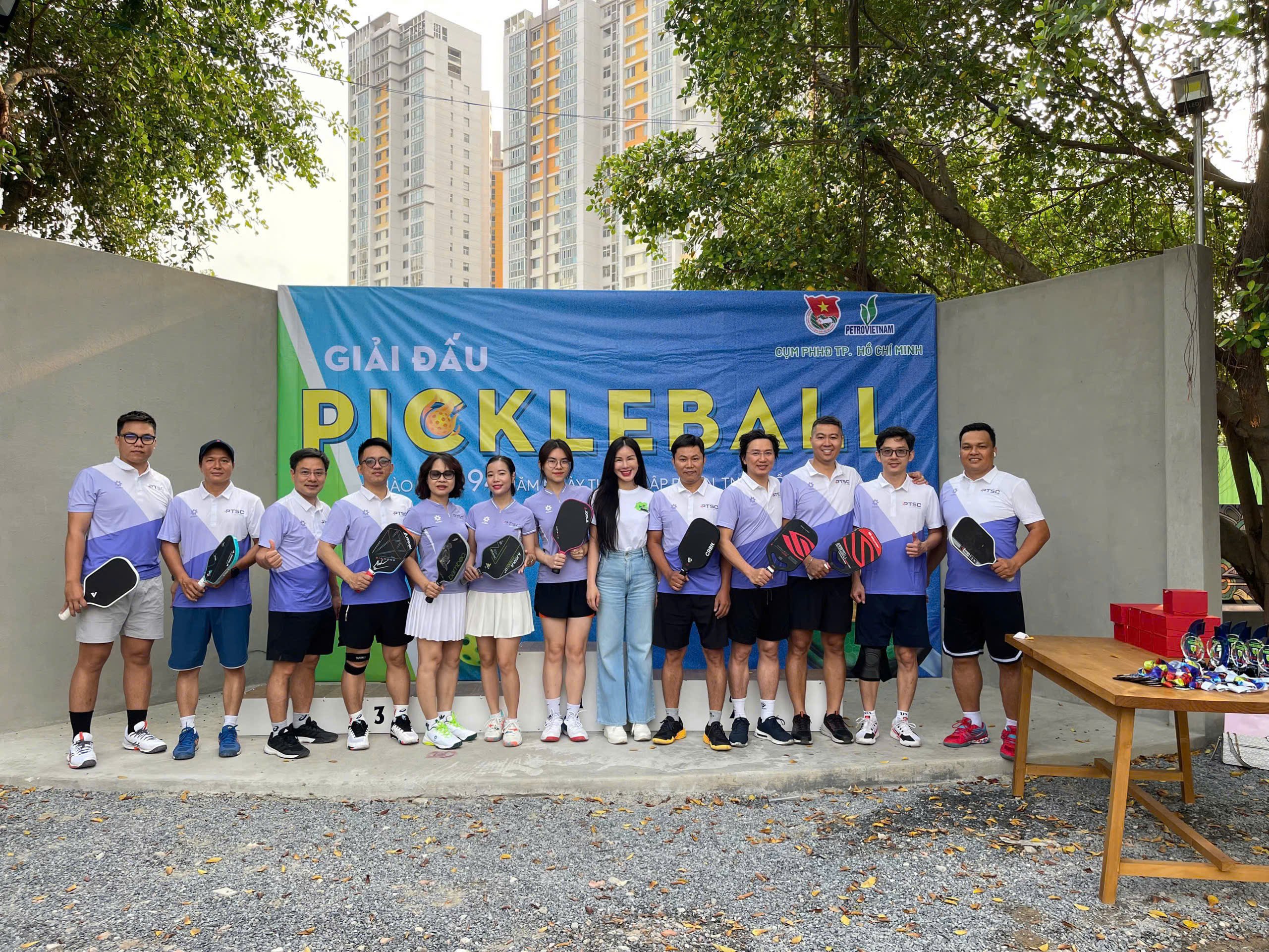 La société PTSC participe au tournoi de Pickleball pour célébrer le 94e anniversaire de la fondation de l'Union de la jeunesse communiste de Ho Chi Minh