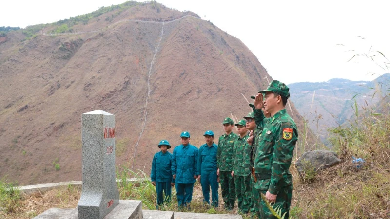 Lũng Cú: Tuần tra biên giới giữa mùa hoa