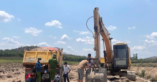 Chills when excavator hits man in the head, causing him to die immediately