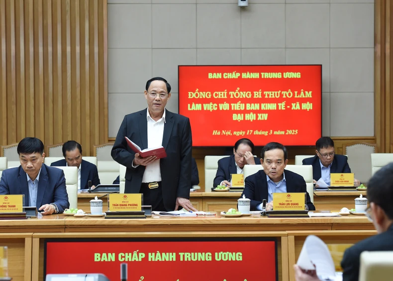 【写真】ト・ラム書記長が第14回全国党大会の経済社会小委員会で活動中 写真12