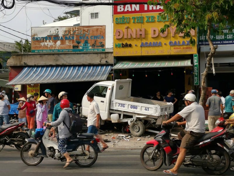 Xe ô tô 5 chỗ gây tai nạn liên hoàn, tài xế không tỉnh táo, có mùi bia rượu -3