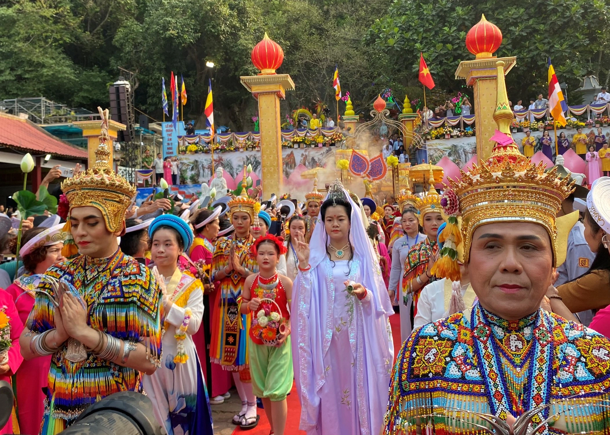 វត្ថុបុរាណជាតិពិសេសរបស់ Ngu Hanh Son បានបើកពិធីបុណ្យ Quan The Am យ៉ាងសប្បាយរីករាយ