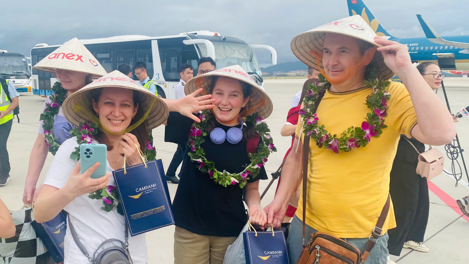 Du khách hào hứng khi trở lại Nha Trang - Khánh Hòa.