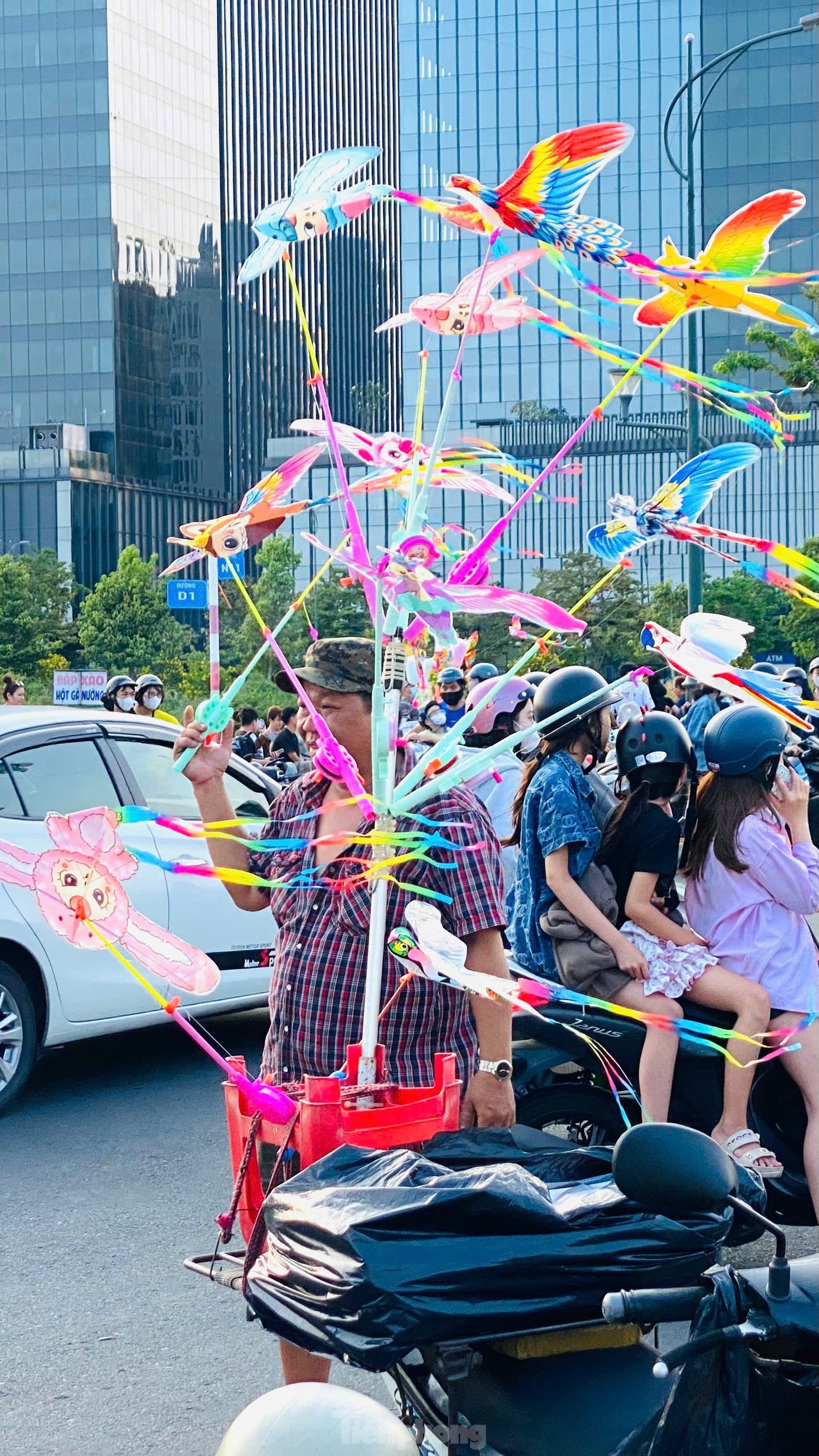 Auf dem größten Drachenfeld in Ho-Chi-Minh-Stadt herrscht jeden Nachmittag reges Treiben. Foto 10