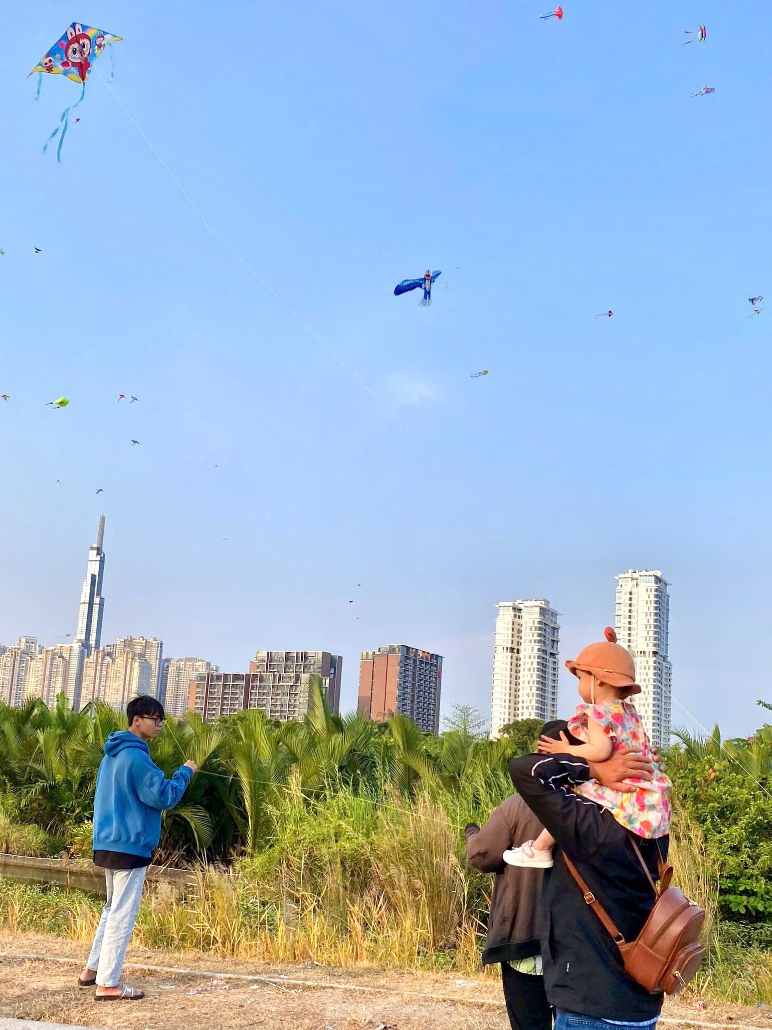 Auf dem größten Drachenfeld in Ho-Chi-Minh-Stadt herrscht jeden Nachmittag reges Treiben. Foto 6