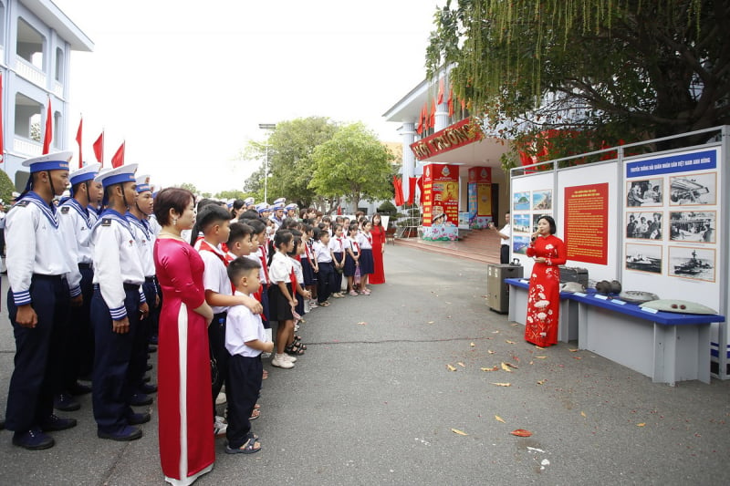     Triển lãm “Hoàng Sa, Trường Sa - Tổ quốc nơi  đầu sóng”  -0