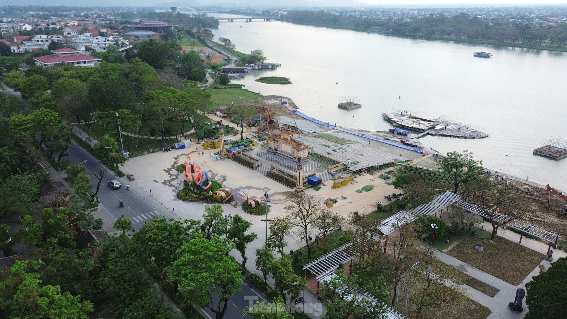 Close-up view of the multi-billion dollar live stage appearing for the first time along the Huong River, photo 11