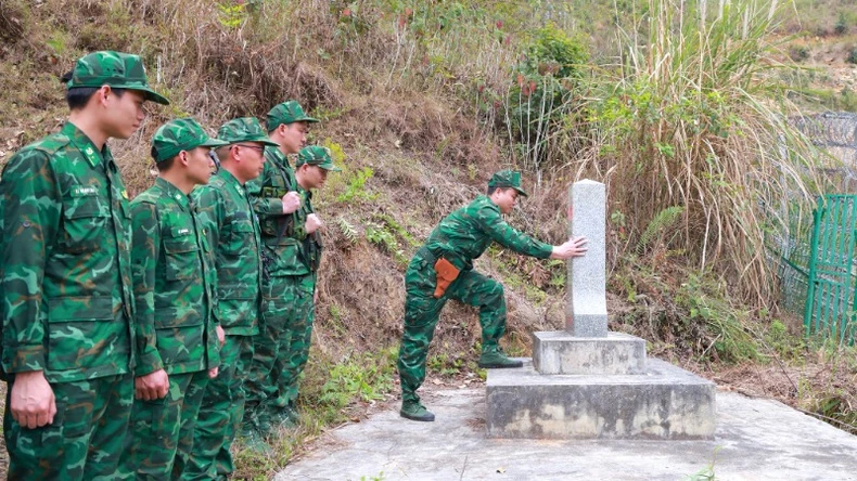 Lũng Cú: Tuần tra biên giới giữa mùa hoa ảnh 14