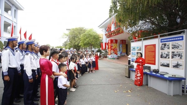 第4海軍管区では、ホアンサ、チュオンサ、そして海を守る70年間の旅に関する作品を展示しています。