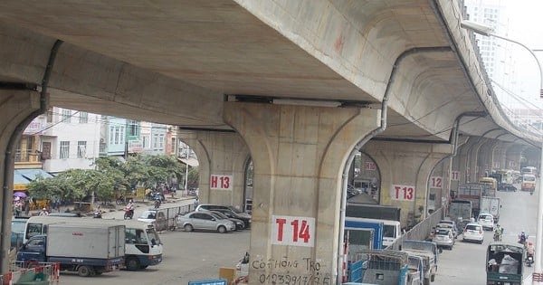 La base del puente Vinh Tuy está invadida y desfigurada.