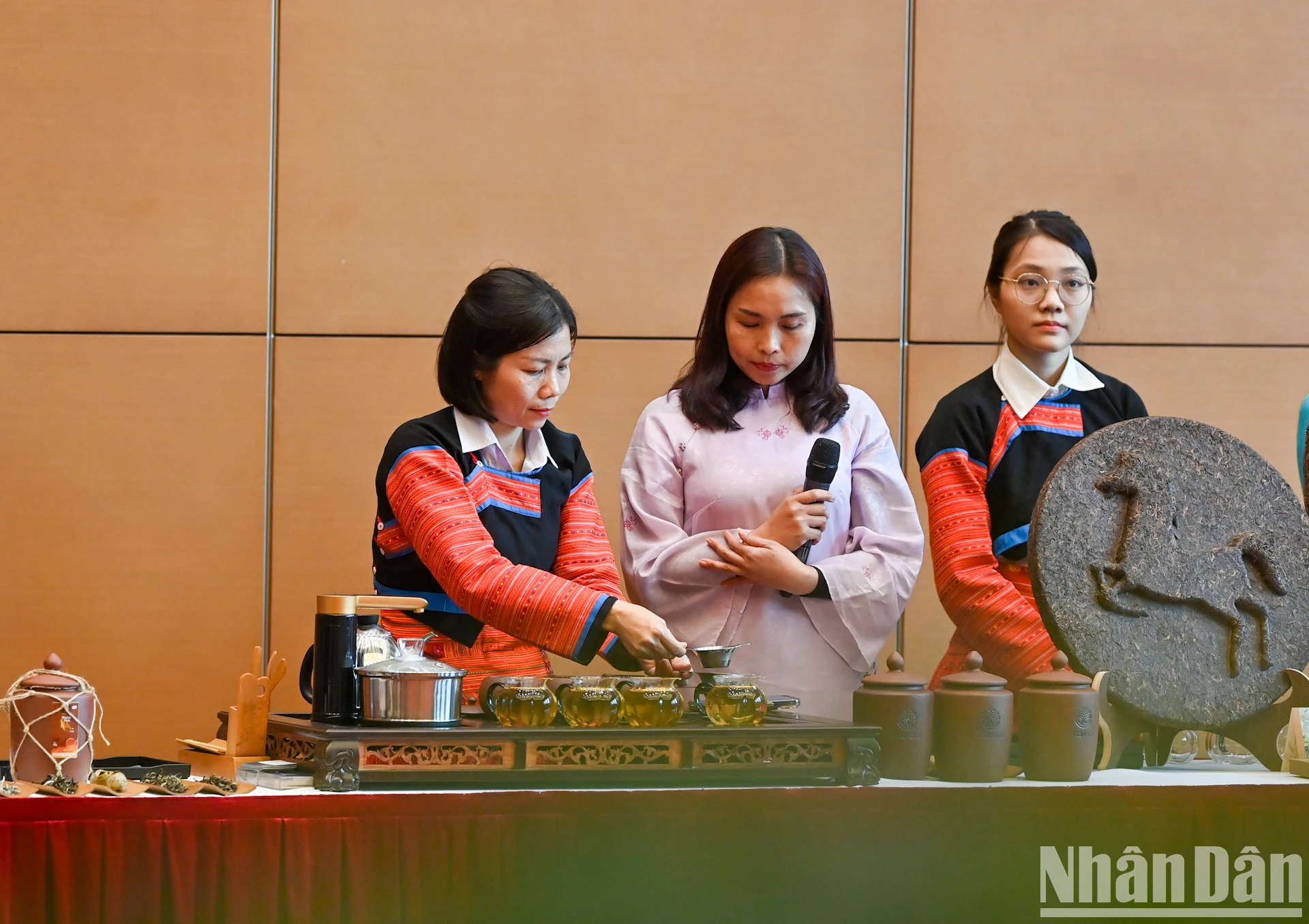 [Foto] Die Frau des Vorsitzenden der Nationalversammlung hatte ein freundliches Treffen mit der ASEAN Community Women's Group Foto 7