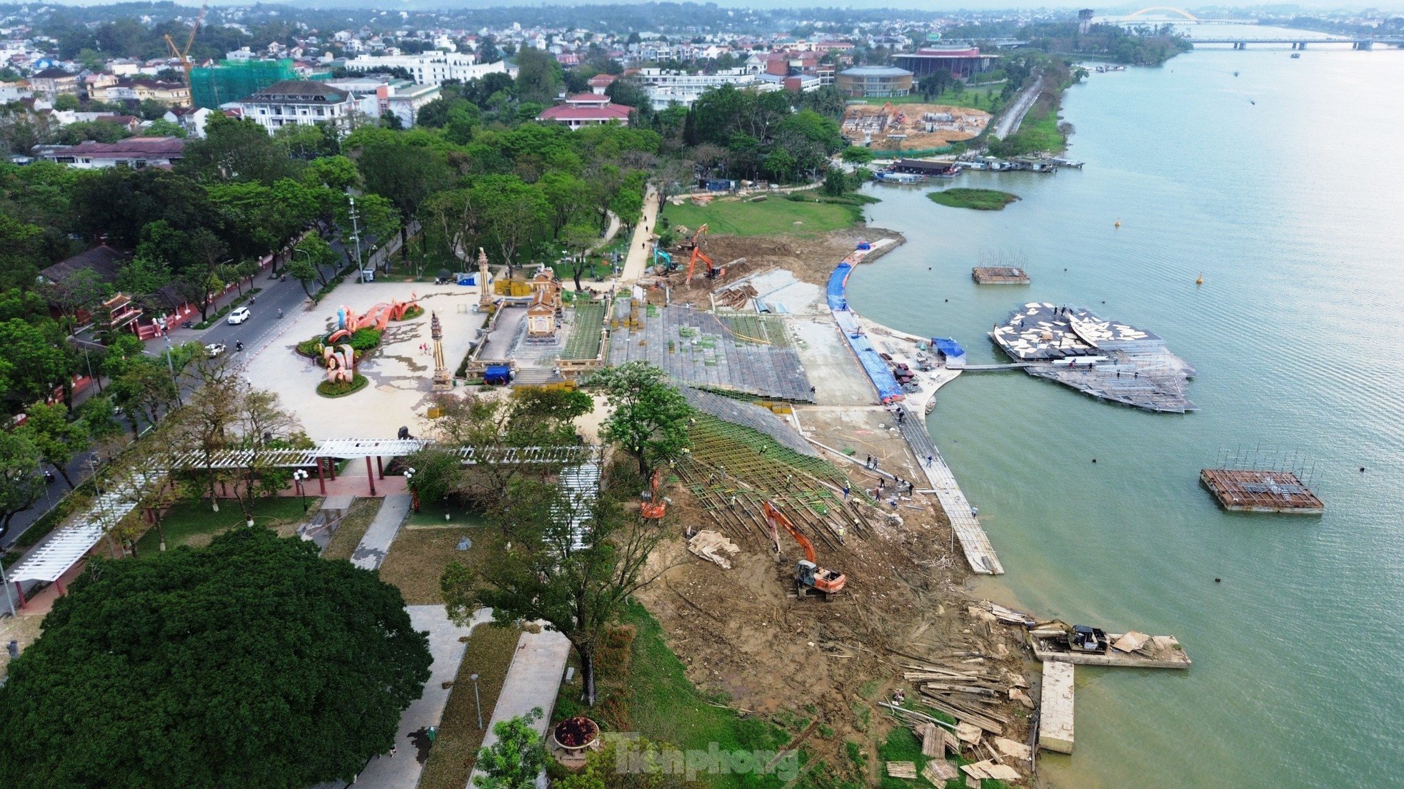 Vista de cerca del escenario en vivo multimillonario que aparece por primera vez a lo largo del río Huong, foto 10