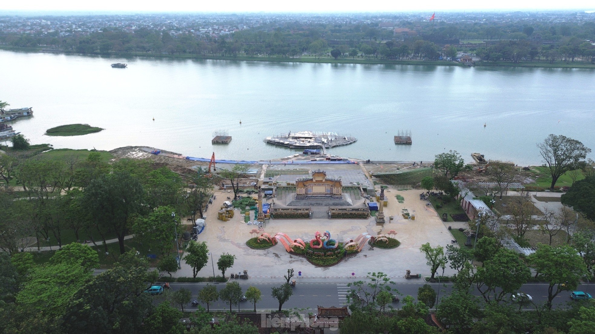 Vista de cerca del escenario en vivo multimillonario que aparece por primera vez a lo largo del río Huong, foto 1