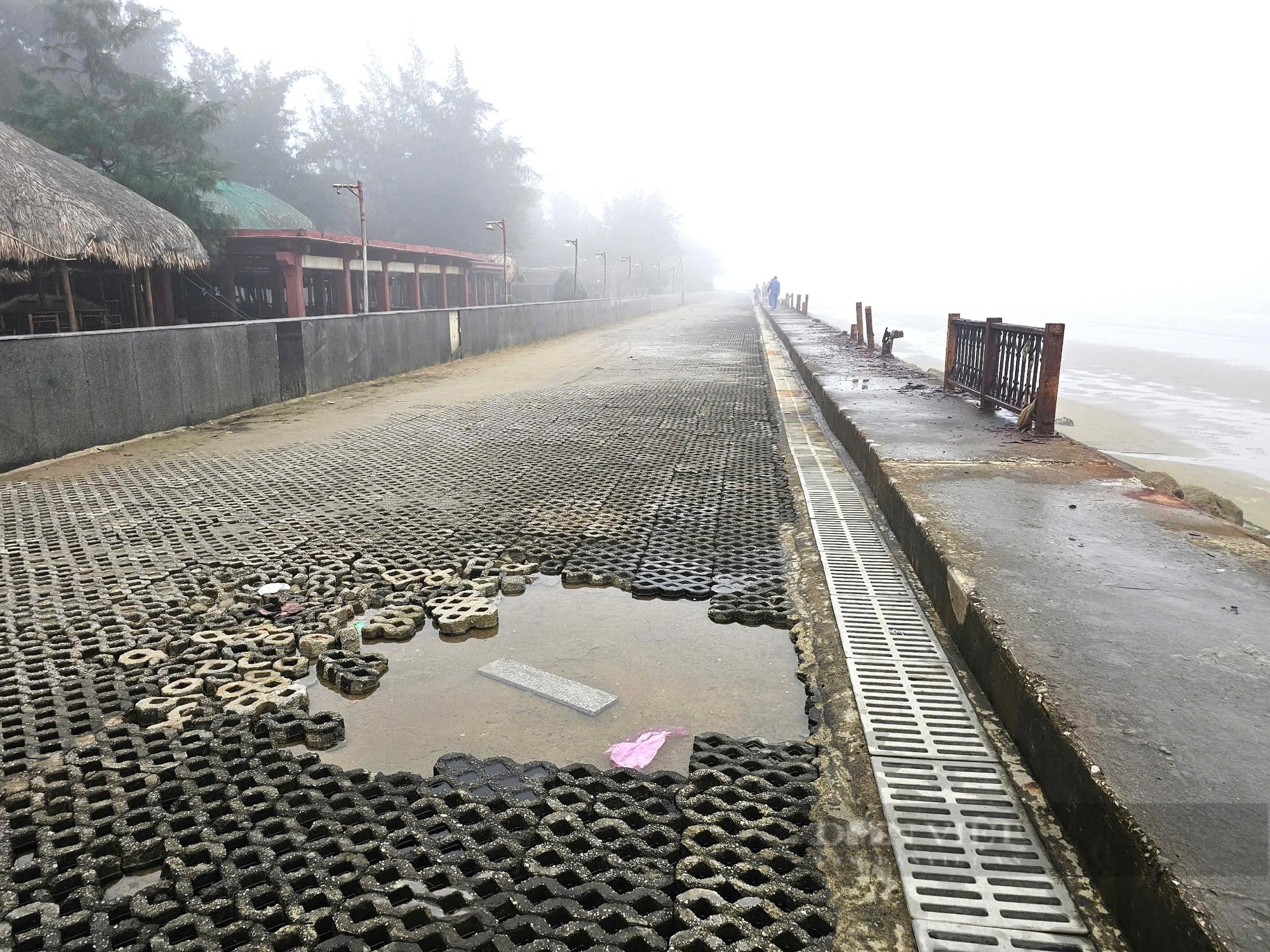 Hàng rào tuyến đường đi bộ biển Sầm Sơn xuống cấp, tiềm ẩn nguy hiểm cho du khách- Ảnh 10.