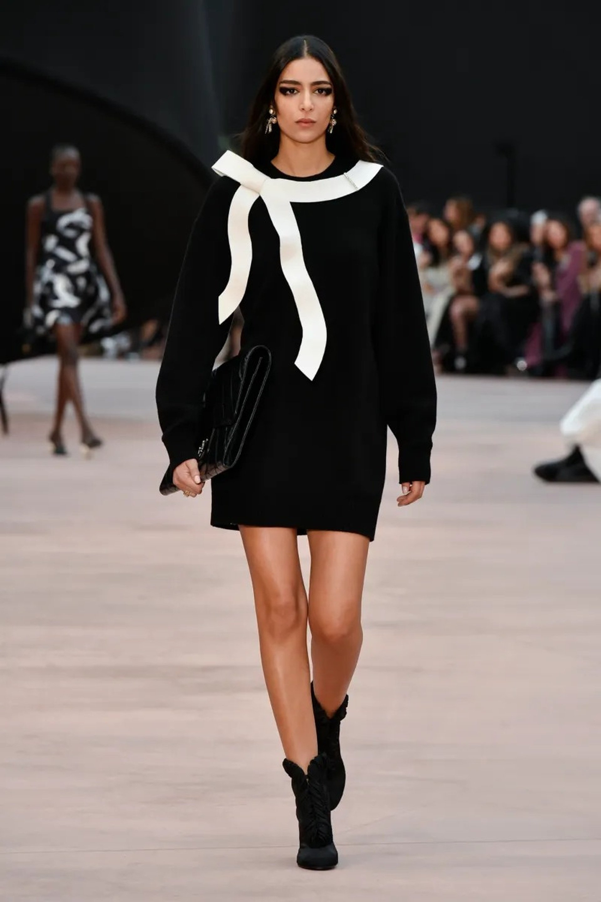 Jennie vắng mặt, Vương Nhất Bác hóa nam thần ở show diễn Chanel - 12