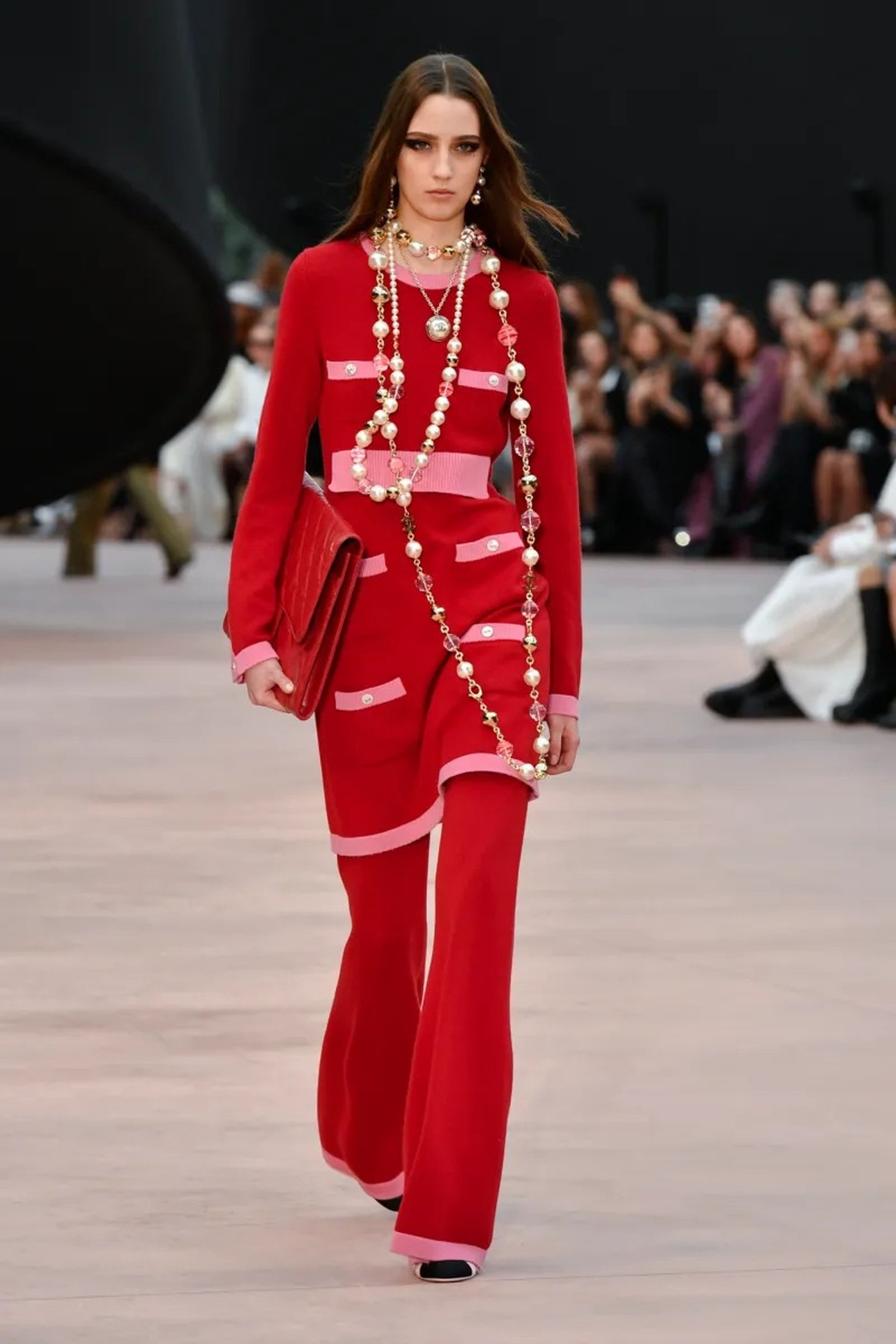 Jennie vắng mặt, Vương Nhất Bác hóa nam thần ở show diễn Chanel - 23