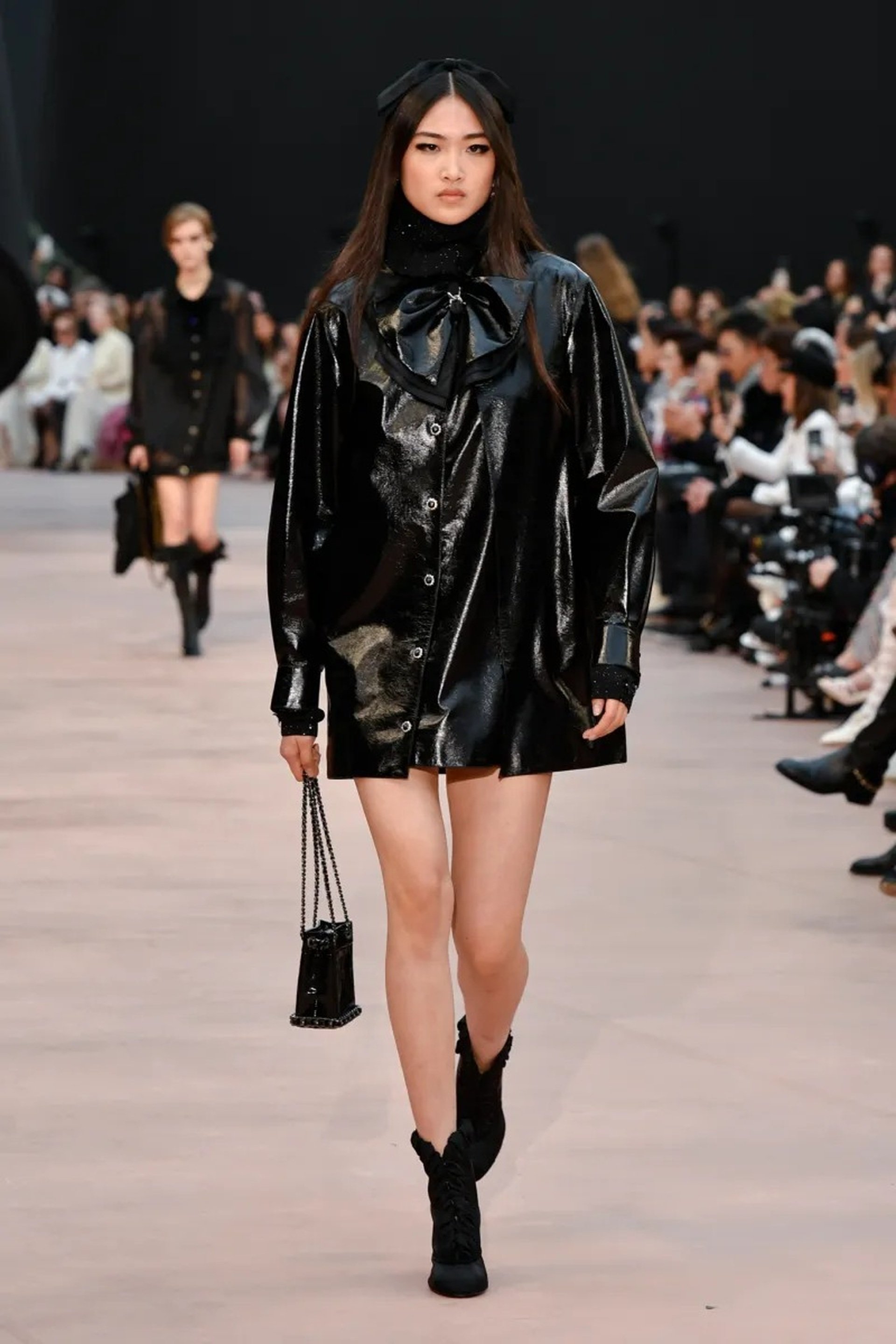 Jennie vắng mặt, Vương Nhất Bác hóa nam thần ở show diễn Chanel - 18