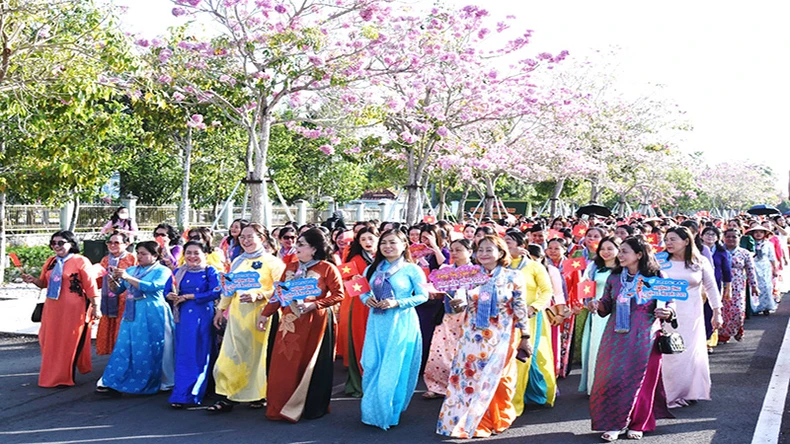 La première semaine attrayante de fleurs de trompette roses à Chau Thanh, Soc Trang photo 2