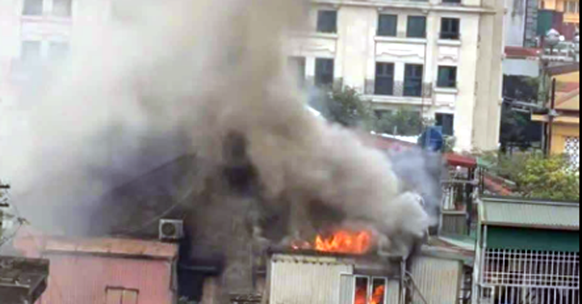 Un grand incendie s'est déclaré dans le vieux quartier de Hanoi à midi.