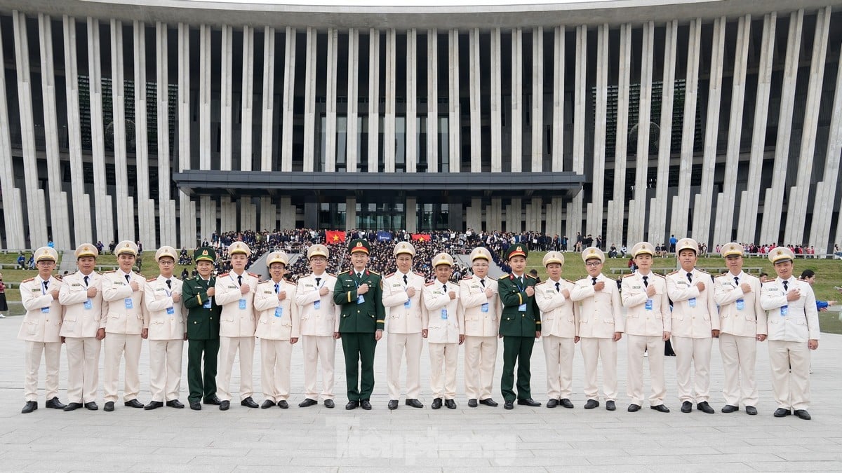 Đại biểu nhận Giải thưởng Lý Tự Trọng tham quan Bảo tàng Lịch sử Quân sự Việt Nam ảnh 16