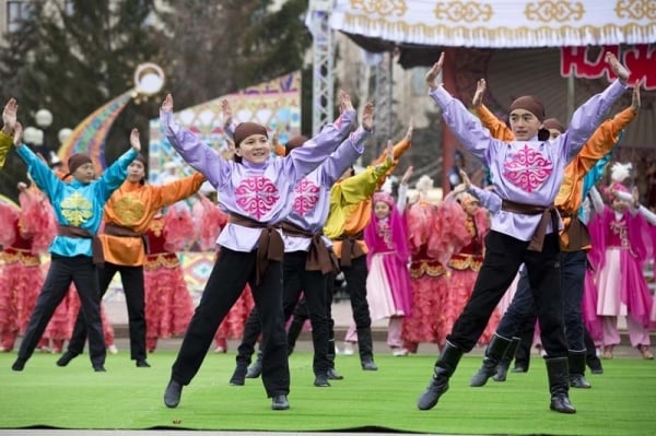 カザフスタンの人々が伝統的な新年ノウルーズを祝う