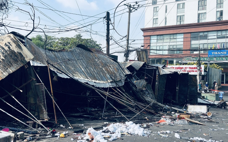 Billions of dong in damage after fire at 7 kiosks in front of Thanh Da market -0