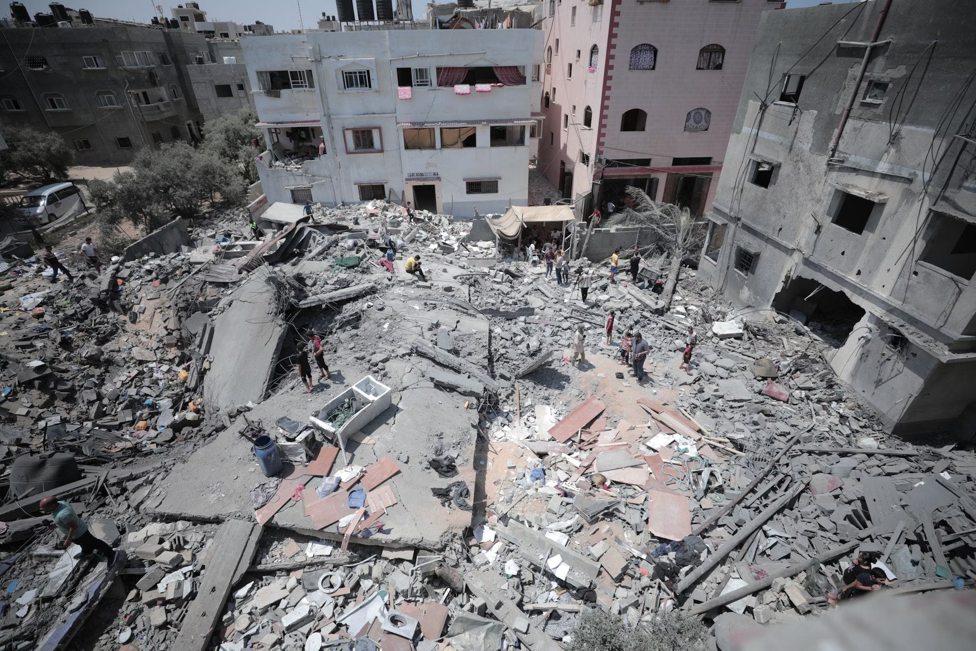 Israel continues air strikes on Gaza, at least 200 people killed, photo 1