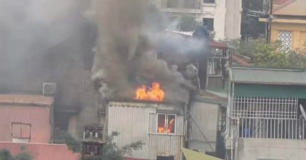 Incendio en antiguo edificio de apartamentos, mucha gente entró en pánico y huyó