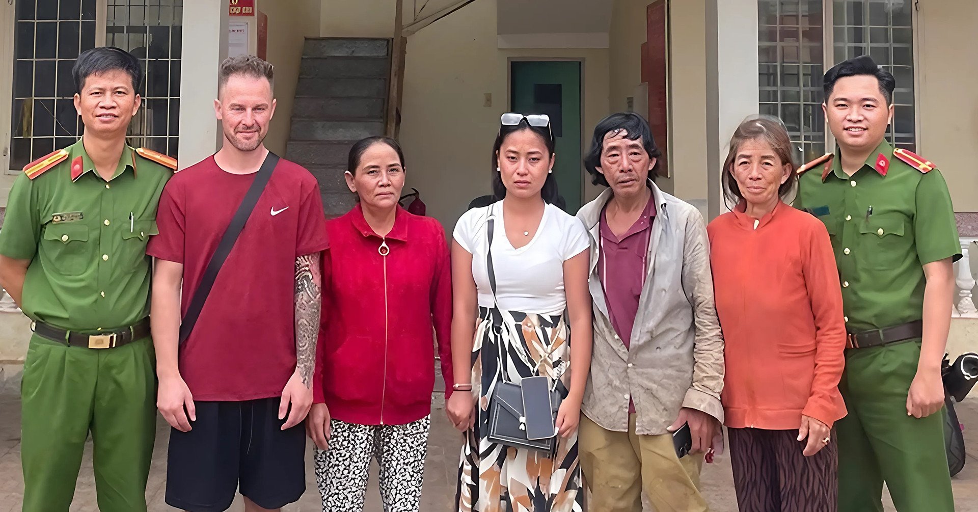 French twin sisters reunite with Vietnamese mother after 27 years apart