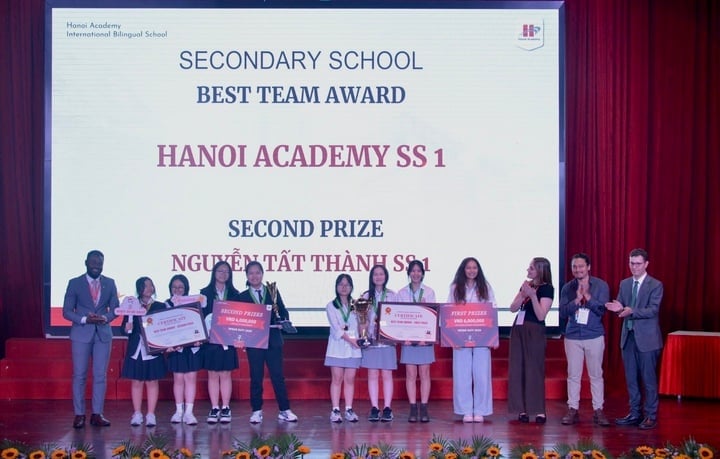 The organizers awarded prizes to the competing teams.