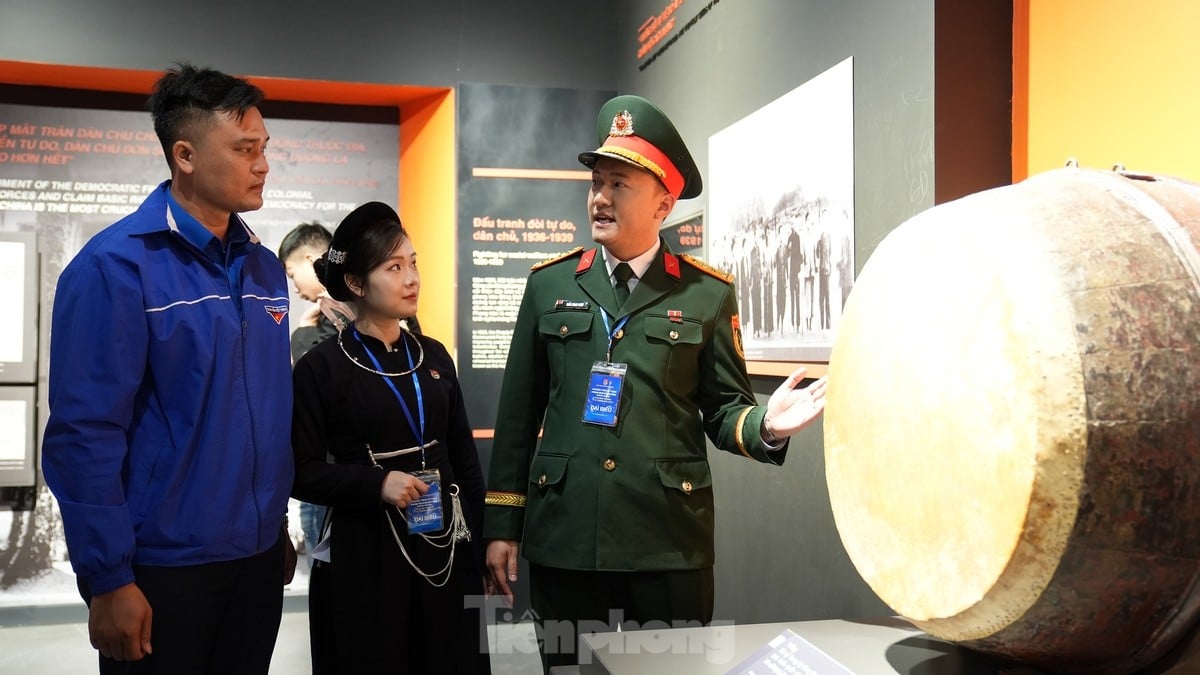 Delegierte, die den Ly Tu Trong Award erhalten, besuchen das Vietnam Military History Museum, Foto 9