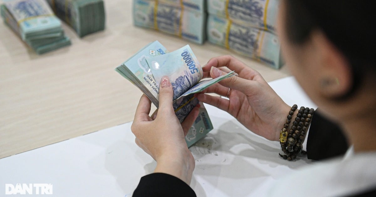 For the first time, deposits in the banking system exceeded 15 million billion VND.