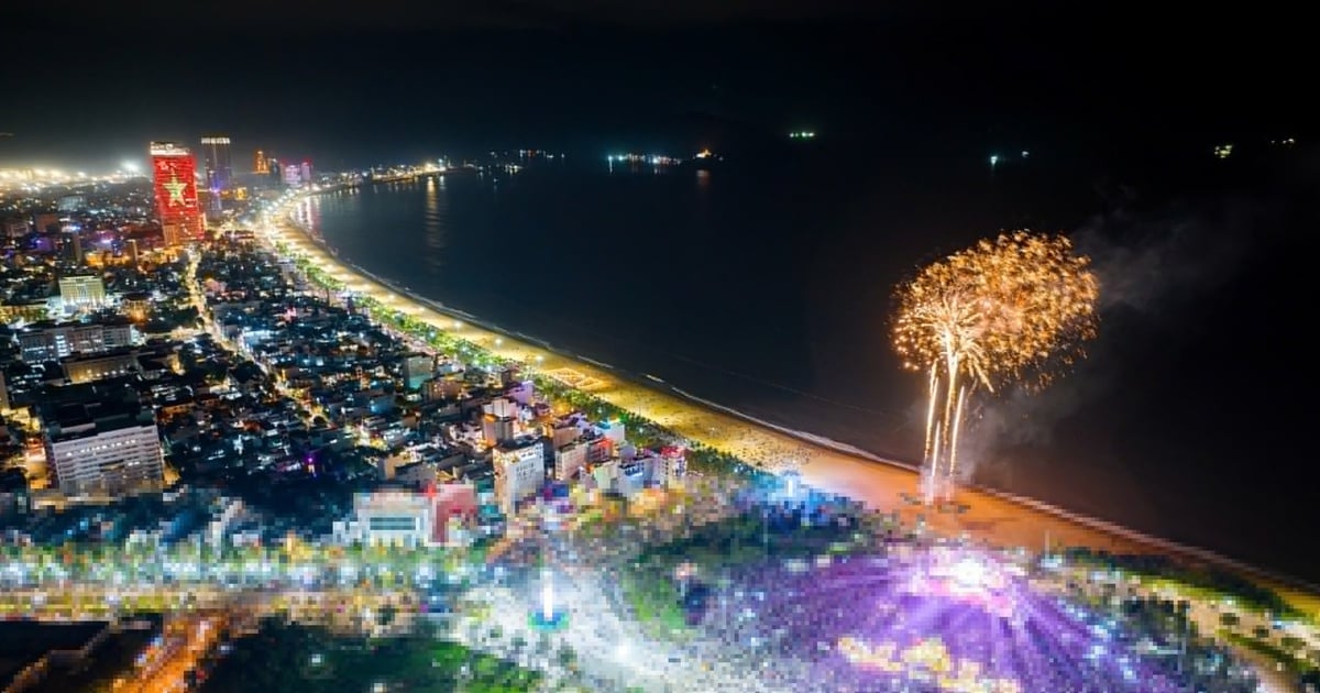 Espectáculo de fuegos artificiales de 15 minutos para celebrar el 50 aniversario del Día de la Liberación de la provincia de Binh Dinh