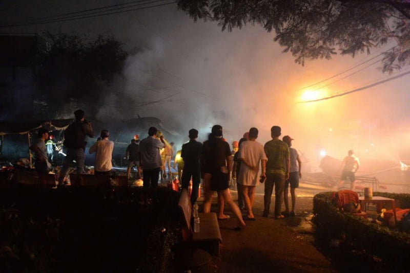 Gran incendio en el mercado de Thanh Da, la policía usa una manguera de agua para apagar el fuego -0