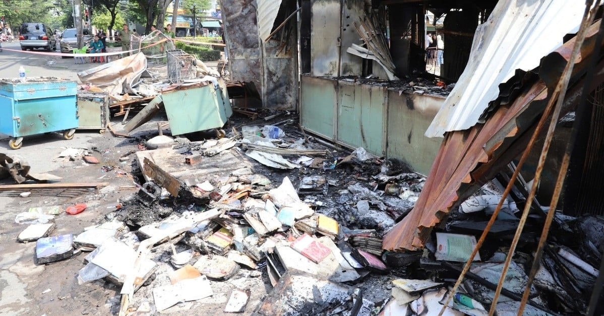 Scène de dévastation lors de l'incendie du marché de Thanh Da, de nombreux commerçants ont perdu tous leurs biens