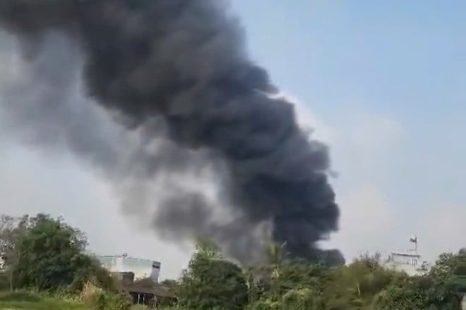 Großbrand in einer mechanischen Werkstatt in Ho-Chi-Minh-Stadt, schwarze Rauchsäule Hunderte Meter hoch