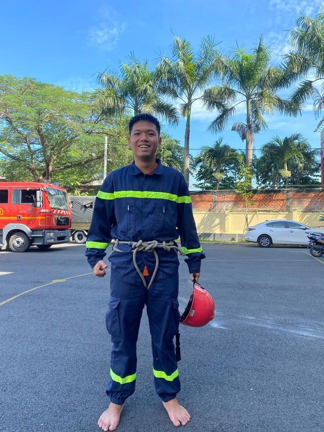 Firefighter recounts the moment he overcame smoke and fire to save a little girl from a fire in Ho Chi Minh City, photo 2