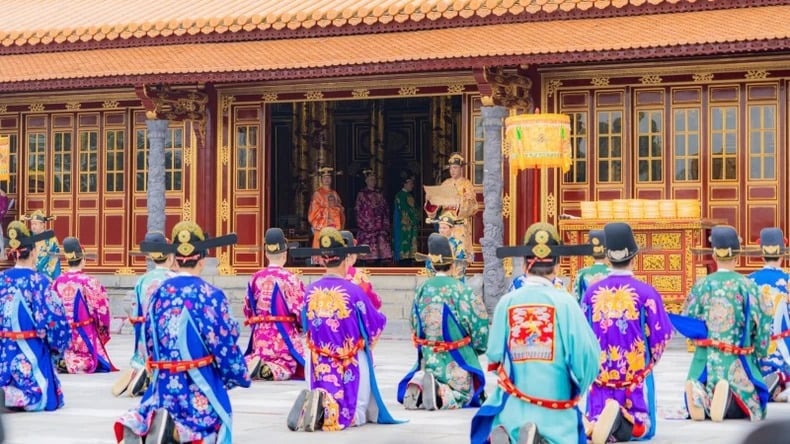 La cérémonie du Nouvel An de la dynastie Nguyen dans la grande cour du palais Thai Hoa a été recréée sous une forme théâtrale. Photo : nhandan.vn