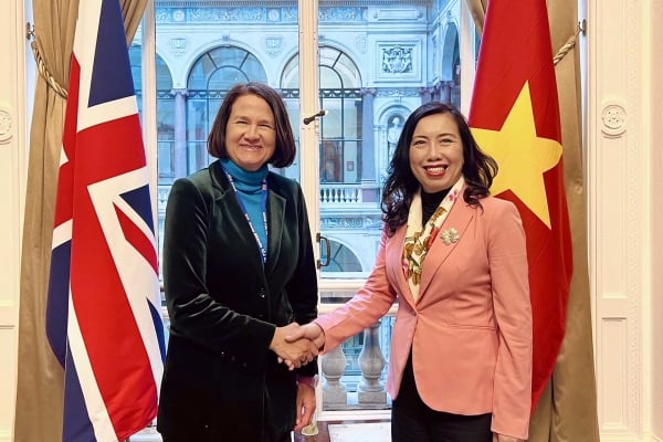 La viceministra Le Thi Thu Hang se reúne con la ministra de Asuntos Exteriores y de la Commonwealth del Reino Unido, Catherine West