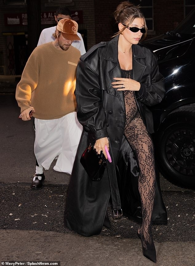 Hailey Bieber mang bau anh 1