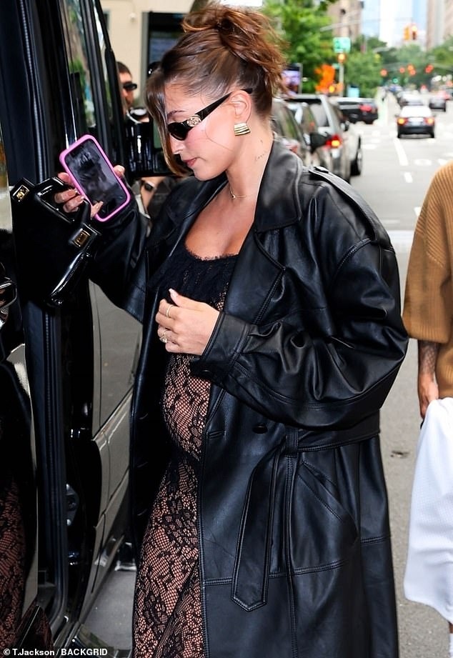 Hailey Bieber mang bau anh 4