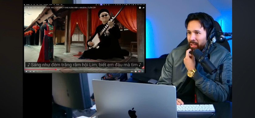 Anthony Ray thích thú trước phân đoạn bắn rap của nghệ sĩ Xuân Hinh.