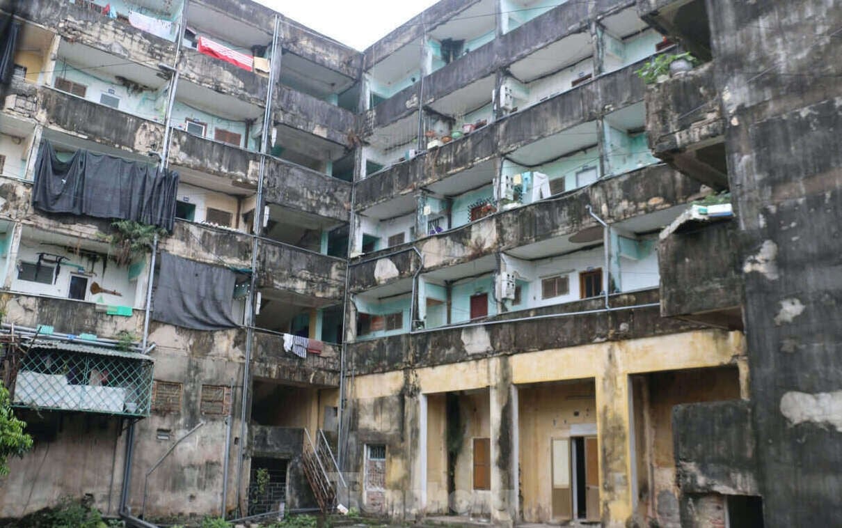 Imagen de un antiguo y degradado complejo de apartamentos con núcleo de acero expuesto (foto 3)