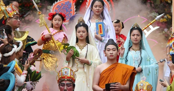 Thousands of people attend the Bodhisattva Avalokitesvara's birthday ceremony in Da Nang