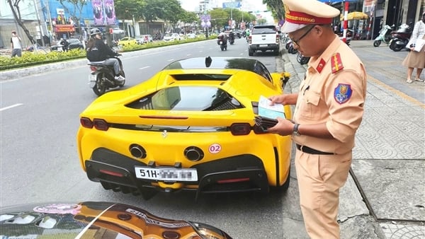 Heavy fines for supercars running red lights in the center of Da Nang