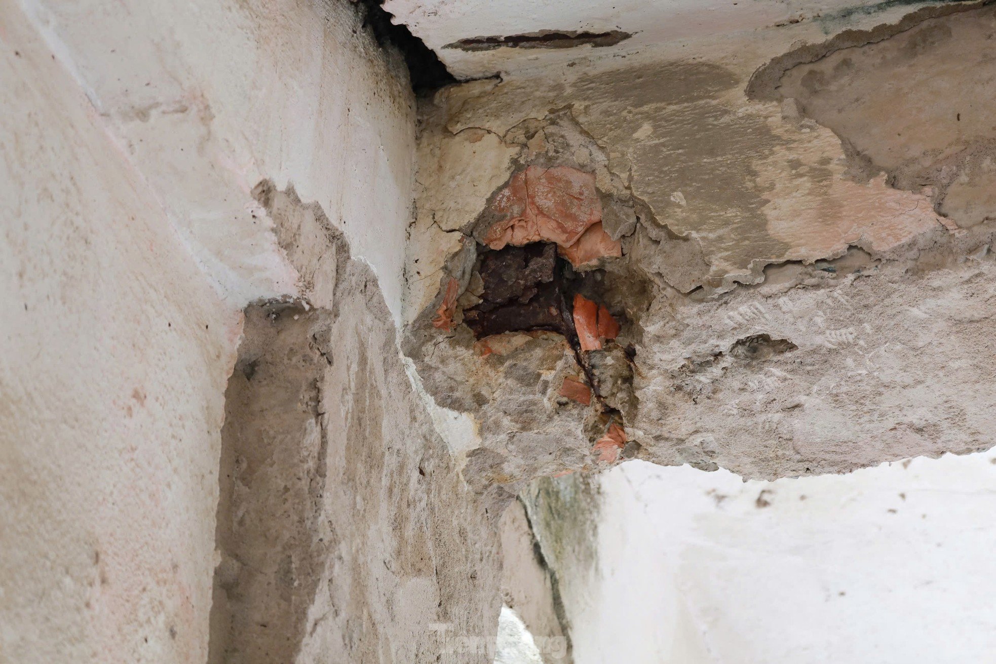 Image d'un ancien complexe d'appartements dégradé avec noyau en acier exposé photo 9