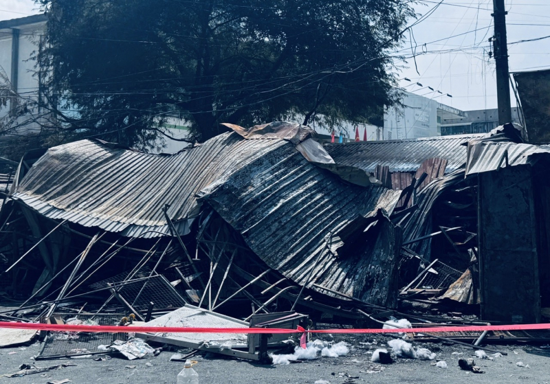 Des milliards de dongs de dégâts après l'incendie de 7 kiosques devant le marché de Thanh Da -1