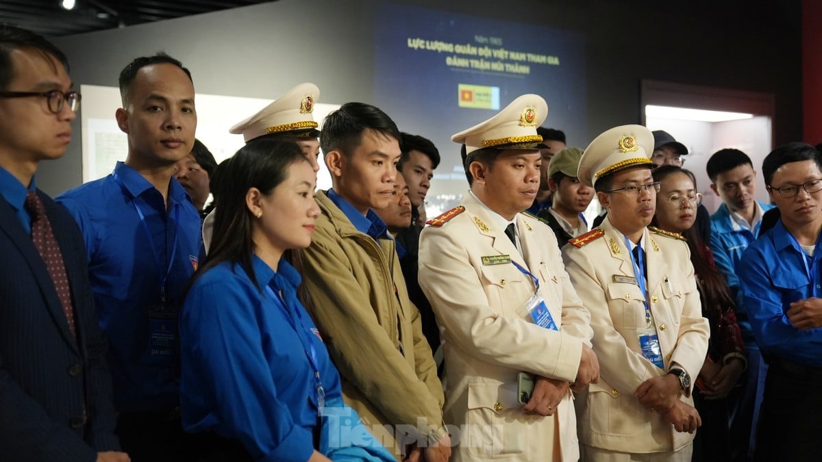 Delegierte, die den Ly Tu Trong Award erhalten, besuchen das Vietnam Military History Museum, Foto 8