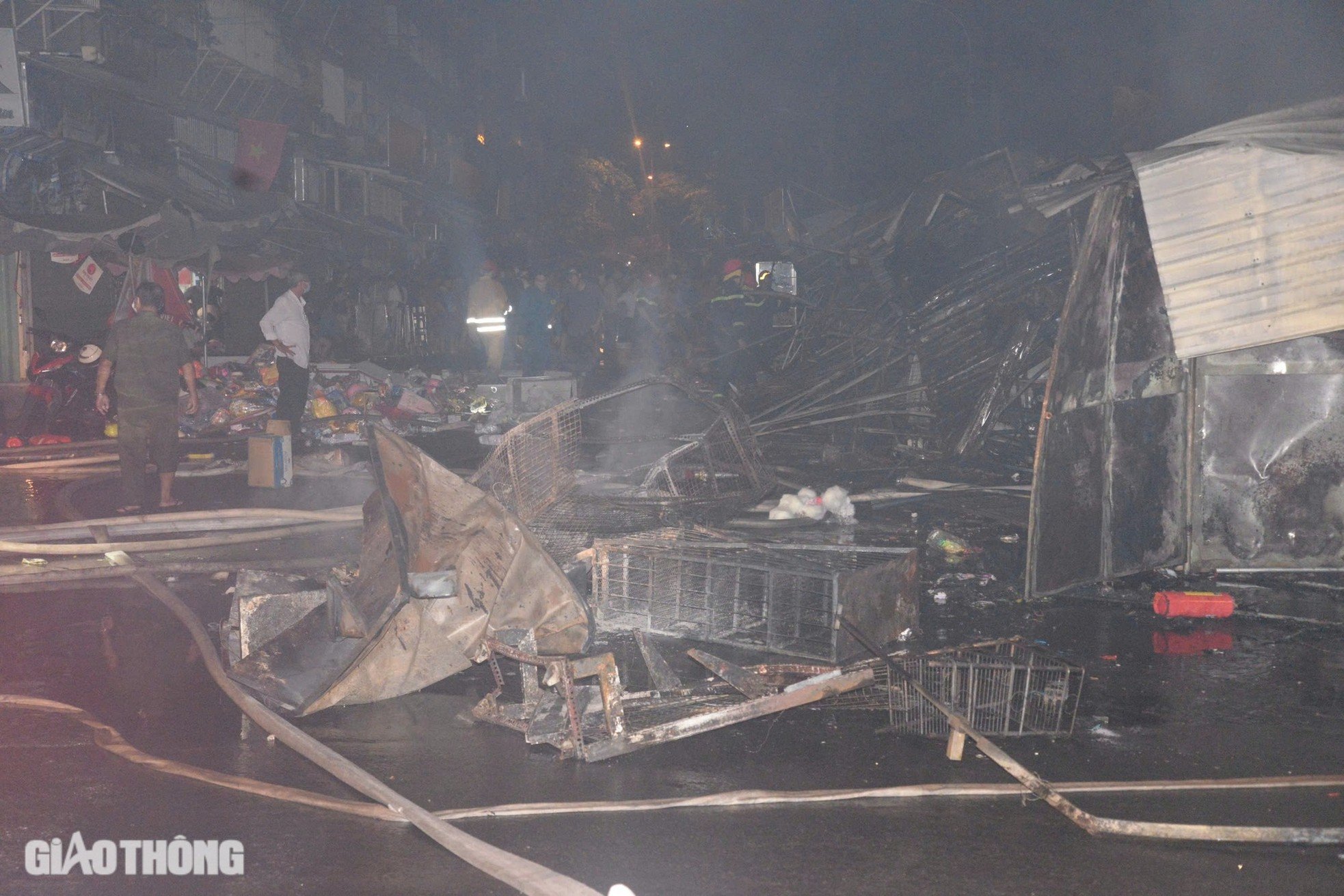 ホーチミン市のタンダ市場で発生した火災に、小規模商人たちは衝撃を受けている。写真17